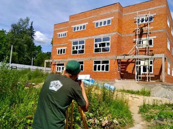 Сотрудники подведомственного Главгосстройнадзору Московской области ГБУ МО «МОСОБЛСТРОЙЦНИЛ» в рамках выполнения государственного задания провели проверку по определению положения здания по адресу: Одинцовский район, с. Дубки, ул. Советская 15