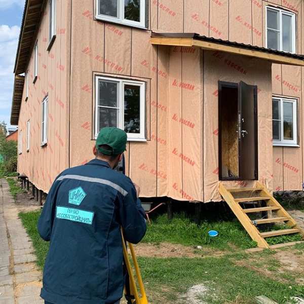 Сотрудники подведомственного Главгосстройнадзору Московской области ГБУ МО «МОСОБЛСТРОЙЦНИЛ» в рамках выполнения государственного задания провели проверку по определению положения строящегося здания (акт разбивки) по адресу: Московская область,г. Балашиха, мкр. Никольско-Архангельский, ул. 4-я линия